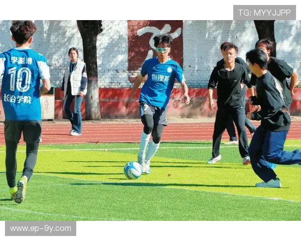 赤足青年足球队奋勇拼搏展现青春风采，成就梦想的绿茵传奇